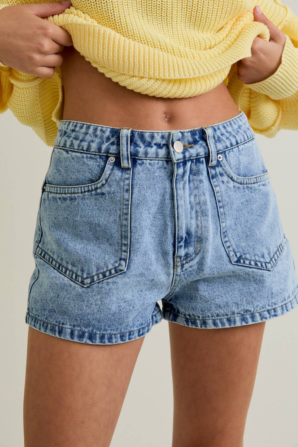 Mid-Rise Pocket Detail Shorts