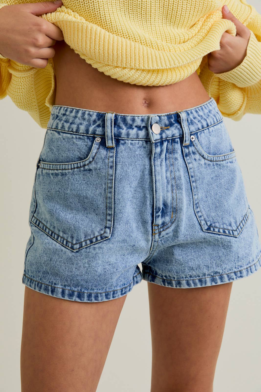 Mid-Rise Pocket Detail Shorts
